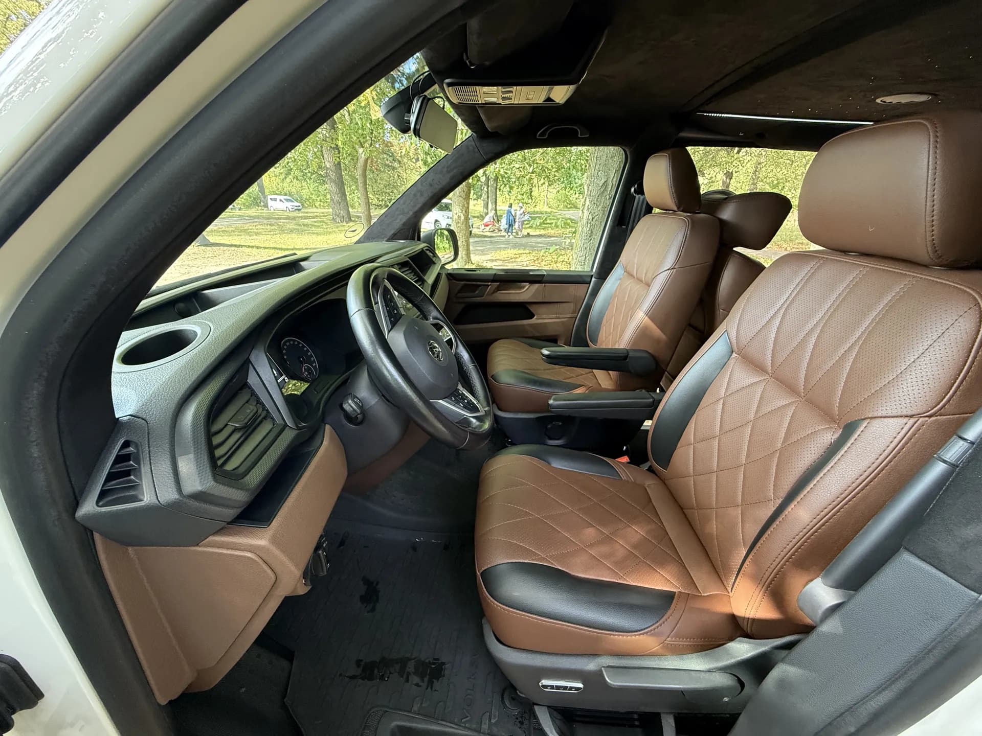 Переоборудование Volkswagen с креслами-реклайнерами preview 7