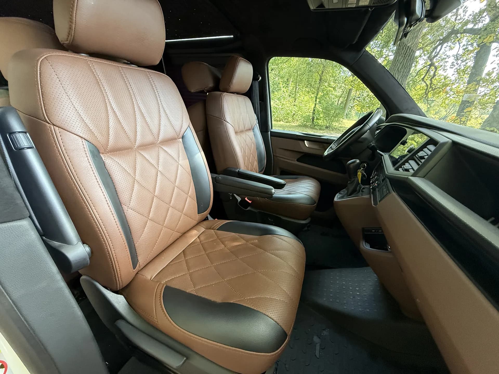 Переоборудование Volkswagen с креслами-реклайнерами preview 8