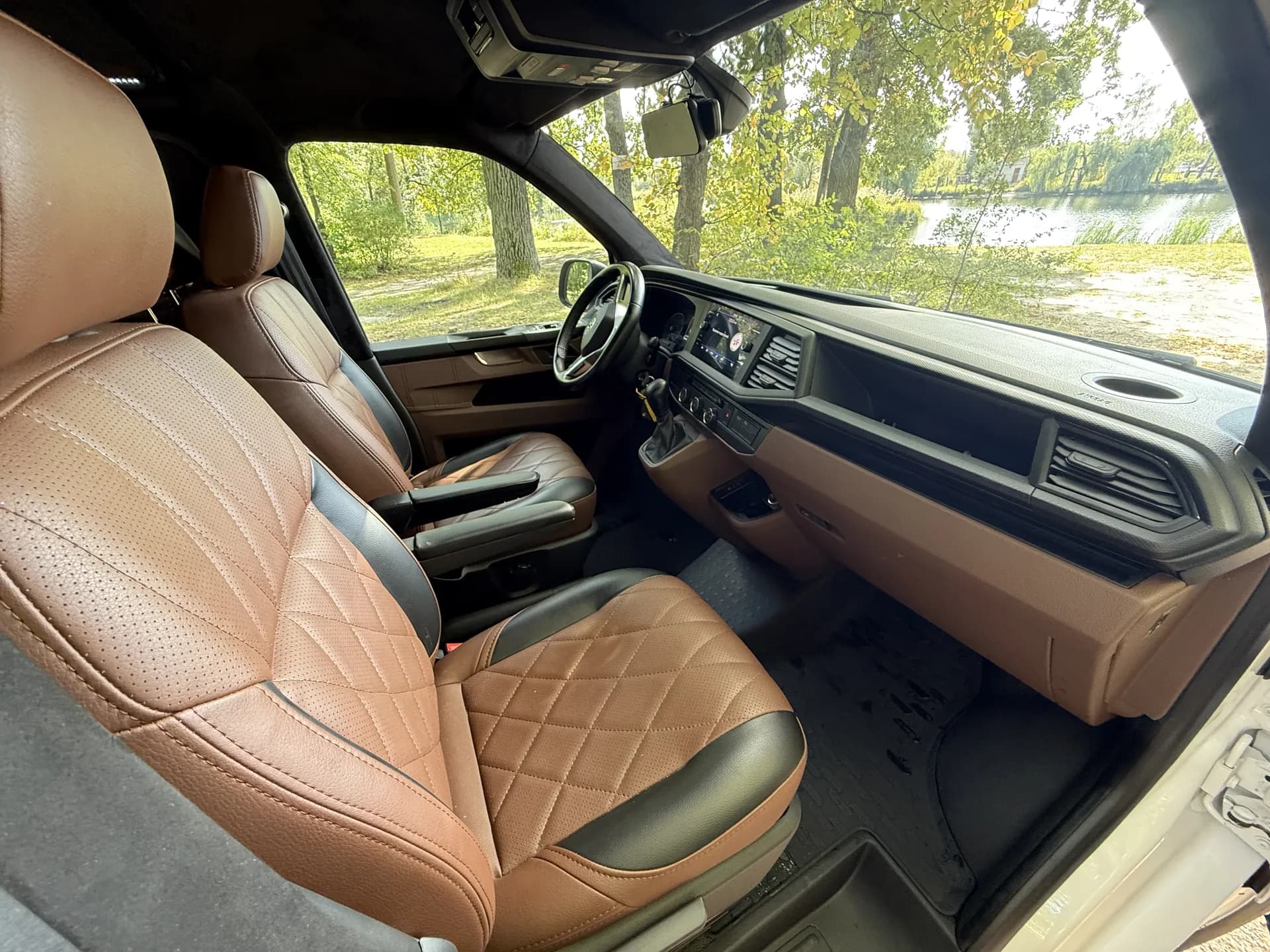 Переоборудование Volkswagen с креслами-реклайнерами preview 10