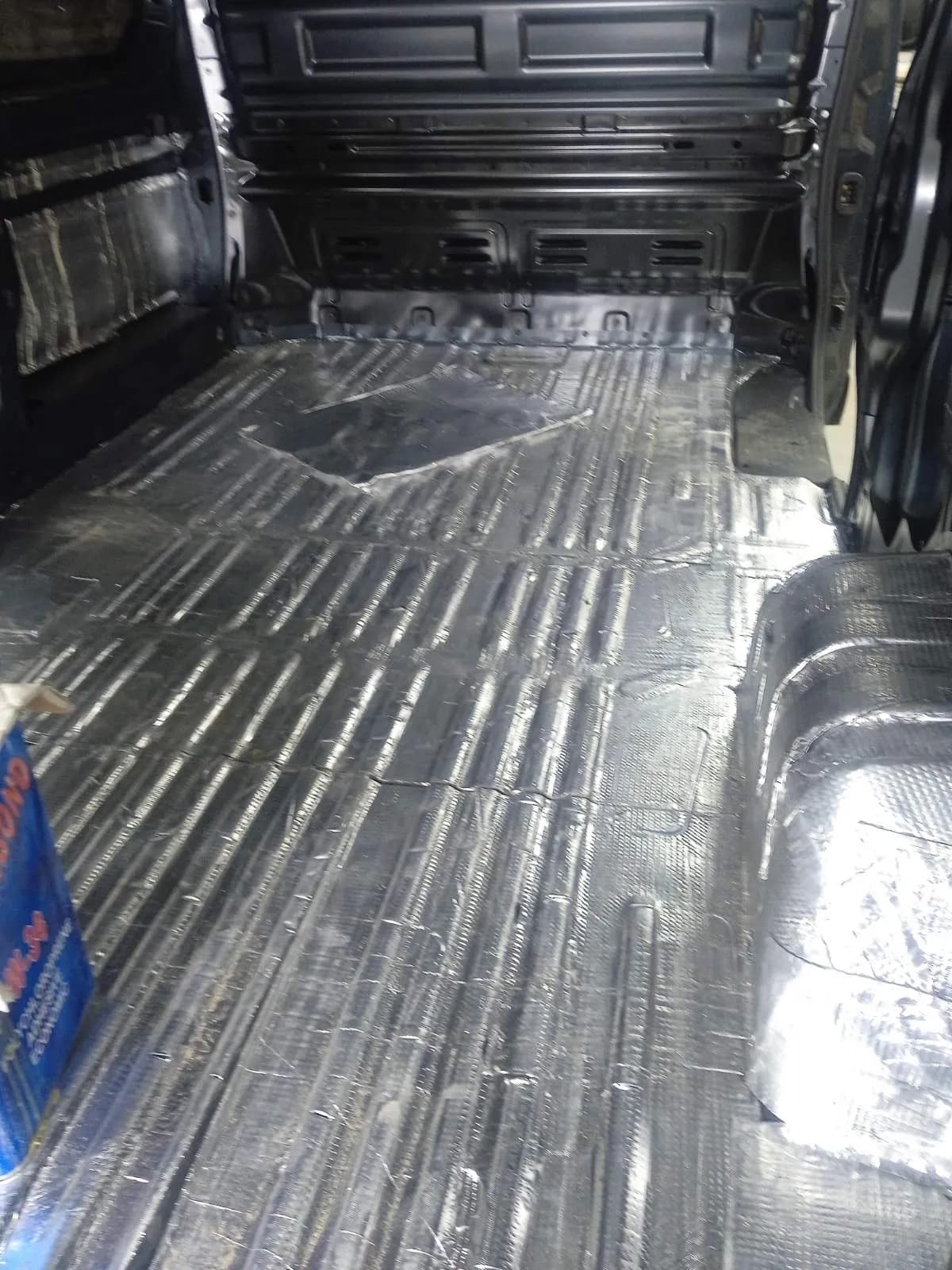 Обробка підлоги вантажного відсіку віброізоляційним матеріалом