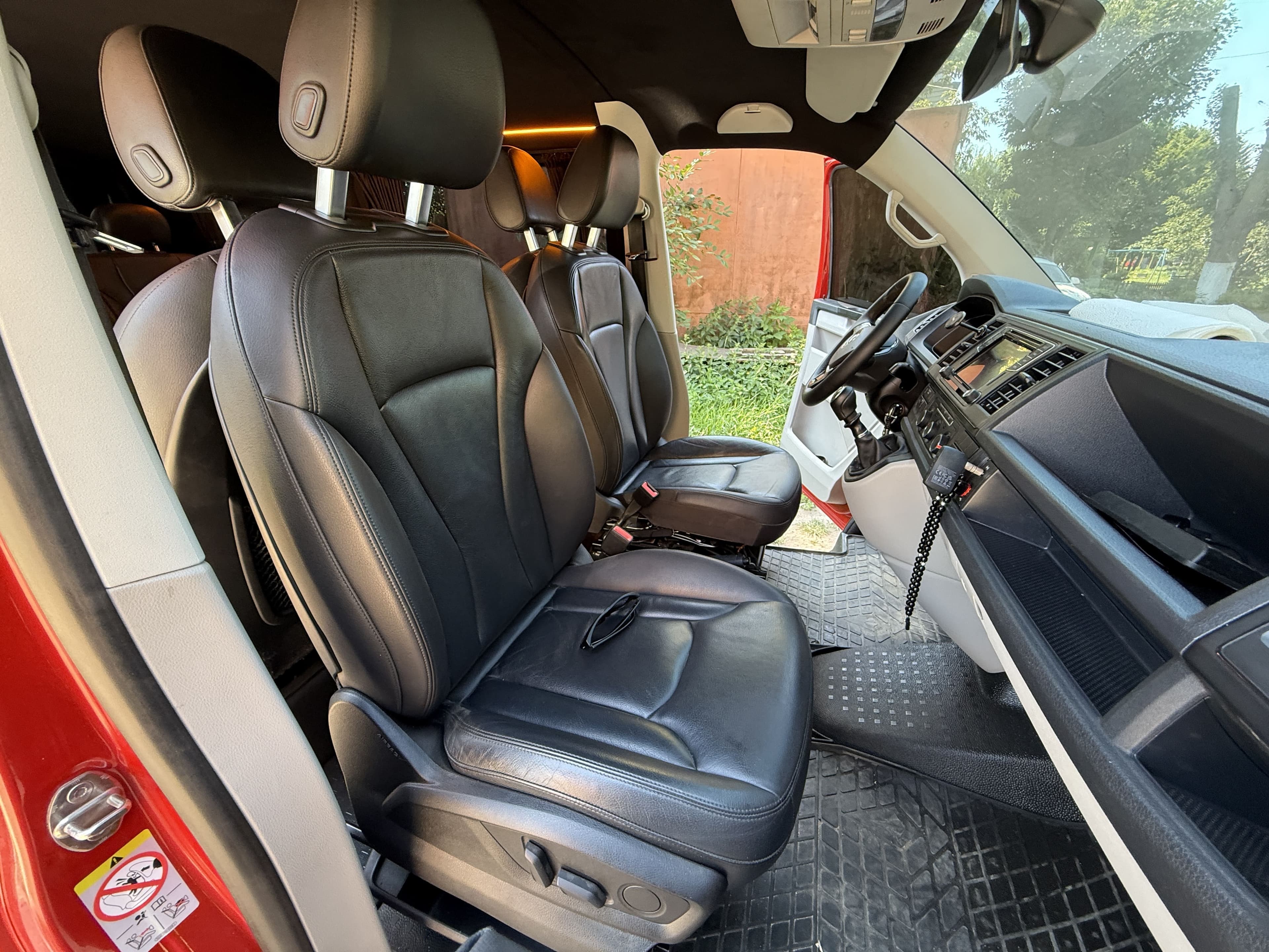 Переобладнання Volkswagen Transporter T6 у комфортний VIP-салон зі столом preview 3
