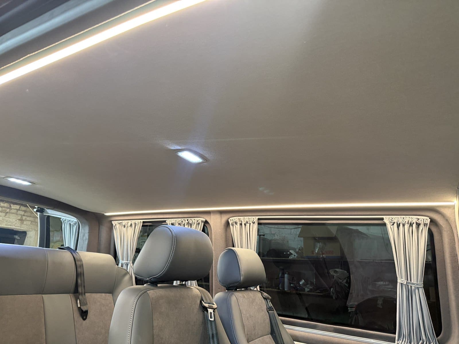 Volkswagen Transporter T6.1: переобладнання з вантажного в пасажирський 7+1 preview 7